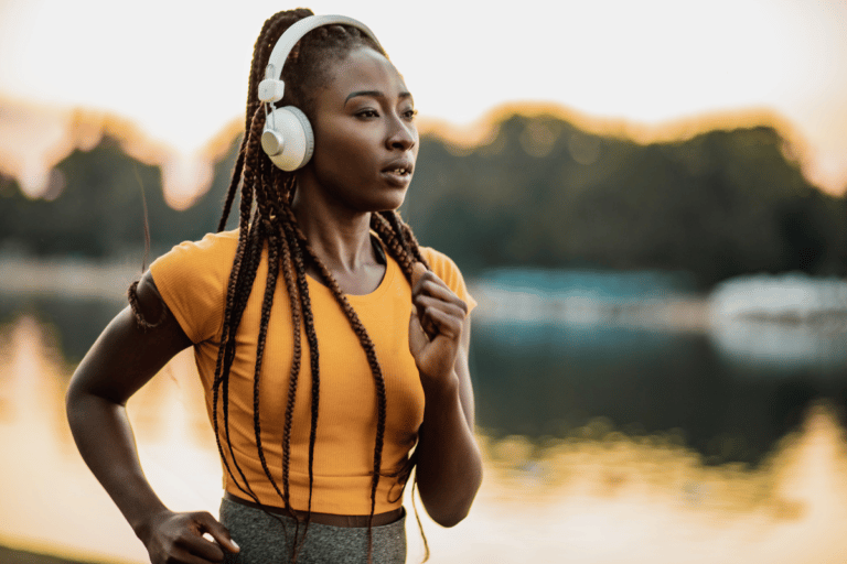 How Do Runners Listen to Music? (3 Potential Benefits & Watch Outs!)